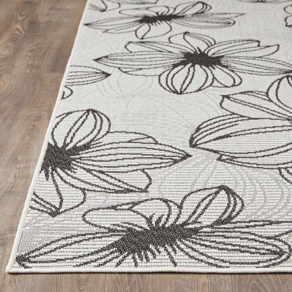 Breyleigh Cerimia Cream 5 ft. 3 in. x 7 ft. 3 in. Floral Polypropylene Indoor/Outdoor Area Rug - Hercitys