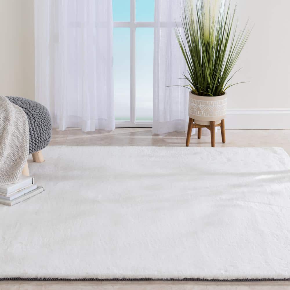 Piper Snow 5 ft. x 7 ft. Solid Polyester Area Rug - Hercitys