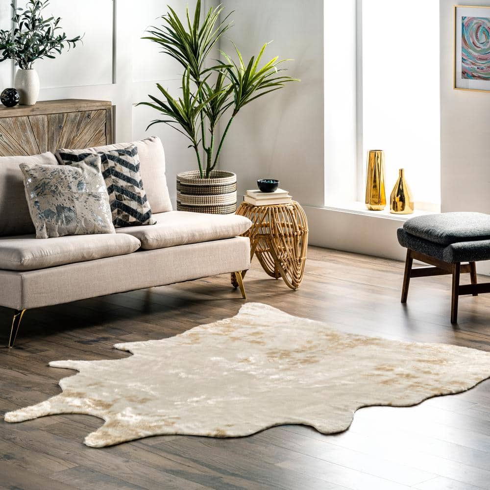 Marcia White 5 ft. x 7 ft. Area Rug - Hercitys